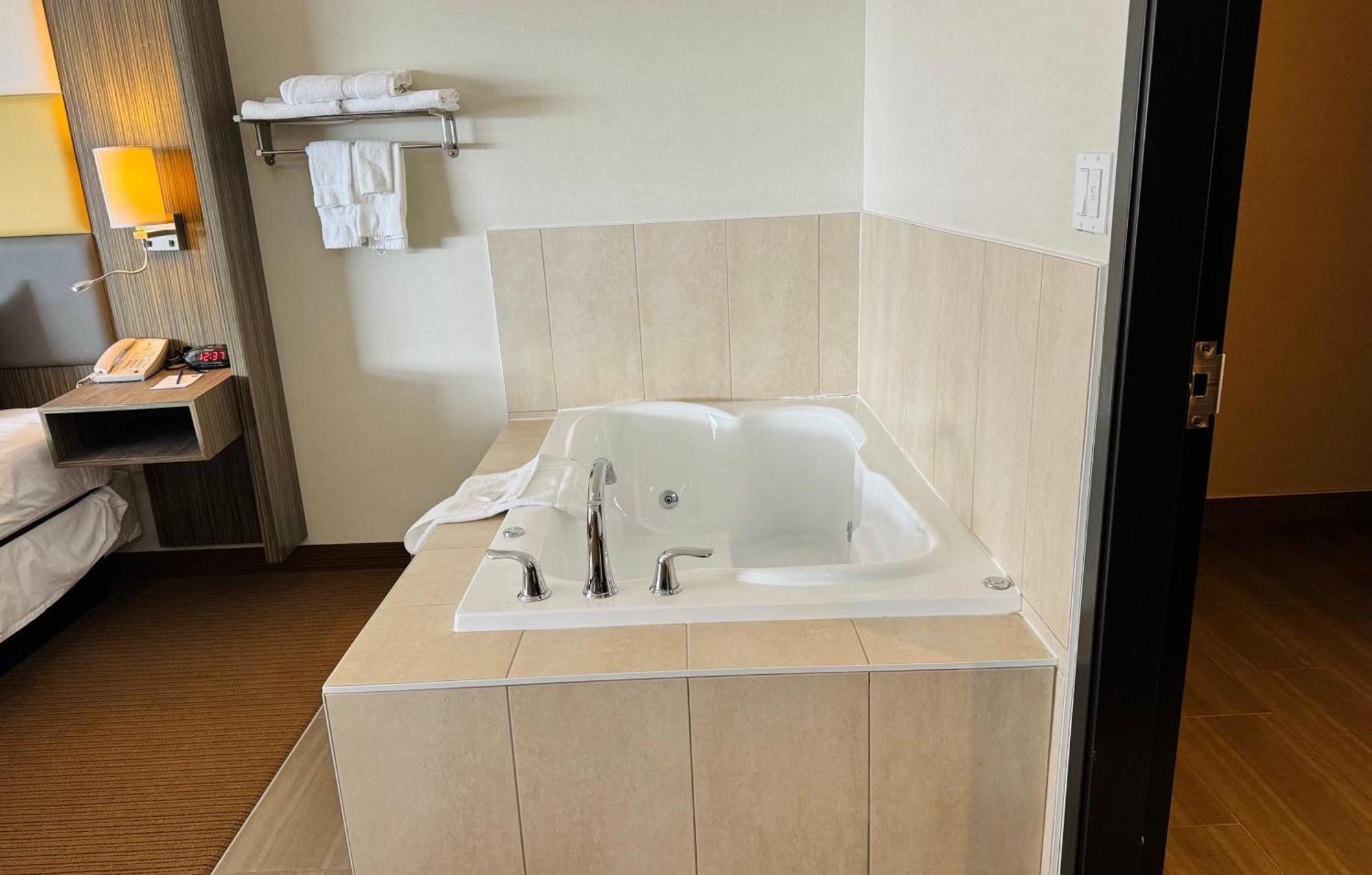 Southfort Inn Fort Saskatchewan Εξωτερικό φωτογραφία